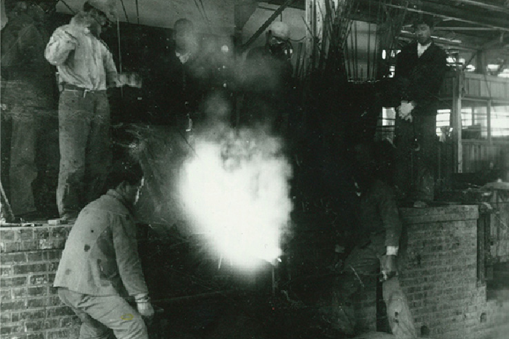 川崎工厂生产的第一块不锈钢