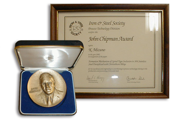 刻有约翰・齐普曼教授肖像的奖牌